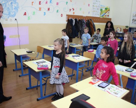 Министърът на образованието: Няма да правим термоскрининг! Обучението от вкъщи - само с медицински документ