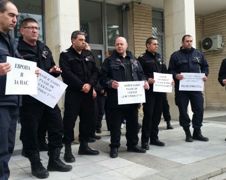 Съдебна охрана на протест - заплатите им остават същите, въпреки кризата с Covid-19