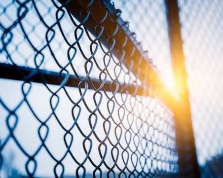 Сърбия поставя телена ограда на границата с България