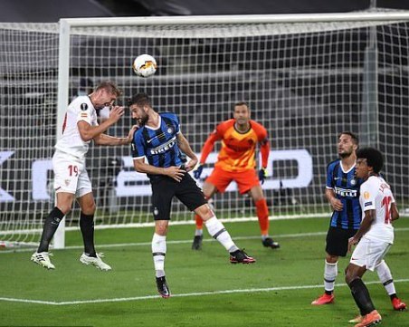 Севиля го направи за шести път след шеметен финал с Интер