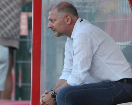 Трус в Етър, треньорът си тръгна