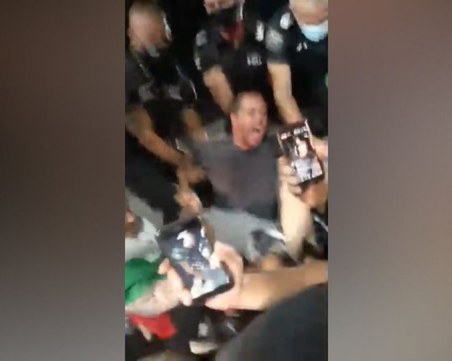 Вдигането на барикадата в Пловдив - вижте поведението на протестиращите и полицаите