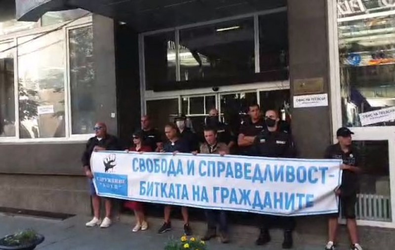 Демонстранти блокираха сградата на БНТ