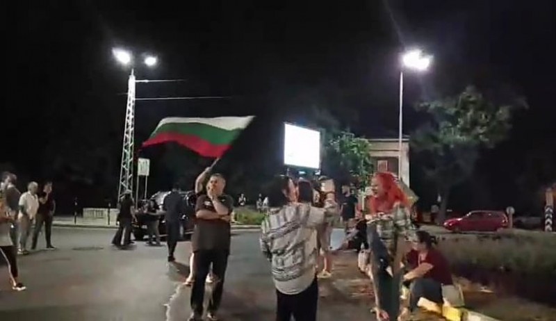 Нова блокада! Протестиращи от София окупираха кръговото на Водната палата