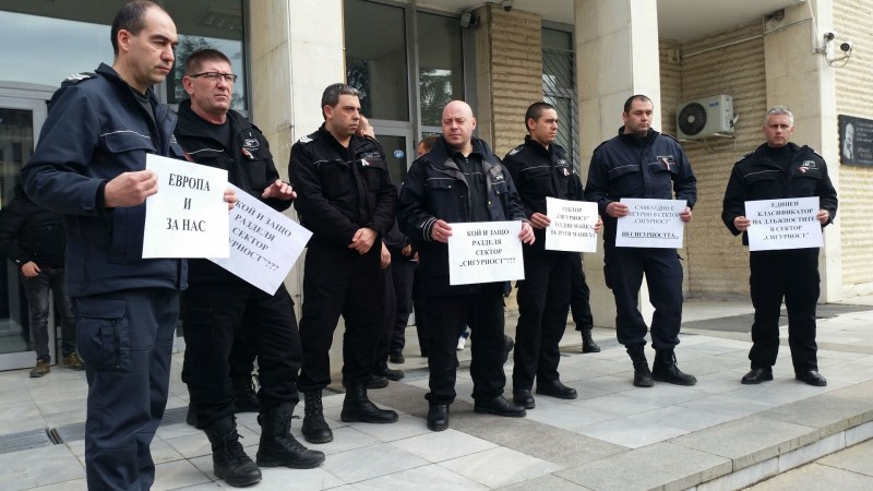 Съдебна охрана на протест - заплатите им остават същите, въпреки кризата с Covid-19