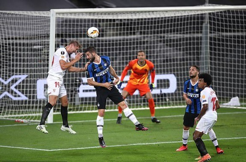 Севиля го направи за шести път след шеметен финал с Интер