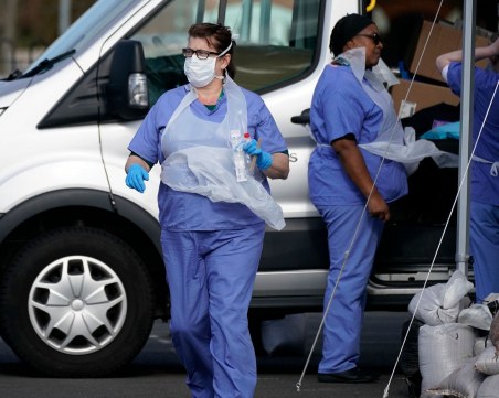 Великобритания вдигна тестваните хора до 324 000 на ден, откри 1288 заразени