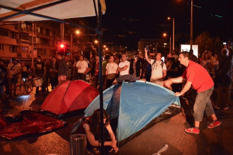 Протест и контрапротест в София, вторите поискаха оставката на Румен Радев