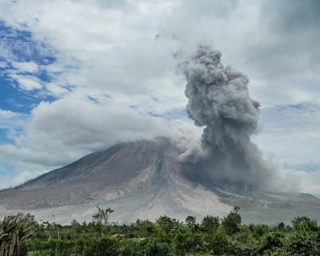 Изригна вулкан в Индонезия, десетки хиляди евакуирани