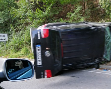 Кола се преобърна по таван край Пловдив