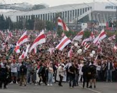 Над 100 000 в центъра на Минск, Лукашенко с автомат