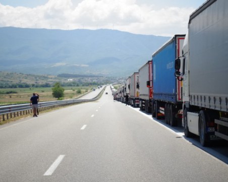 Огромна тапа на Дунав мост, шофьори чакат с часове