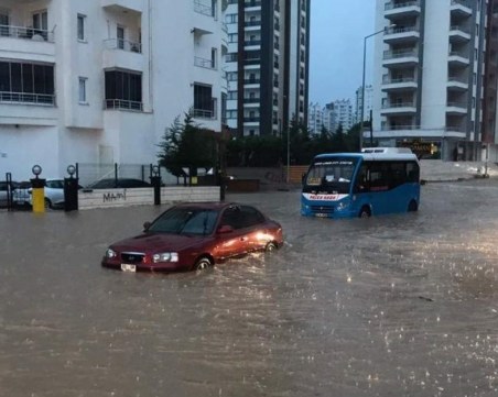 Реки от кал и над 100 л./ кв. м. в Турция! 12 души загинаха