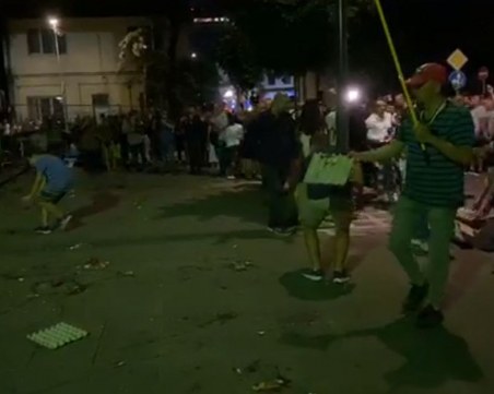 Сдружение настоява за глоби за Отровното трио след поругаването на сградата на МВР