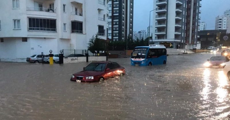 Реки от кал и над 100 л./ кв. м. в Турция! 12 души загинаха