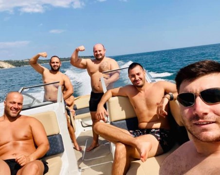 La dolce vita!  Пловдивски бохеми кръстосват морета и язовири с луксозна яхта