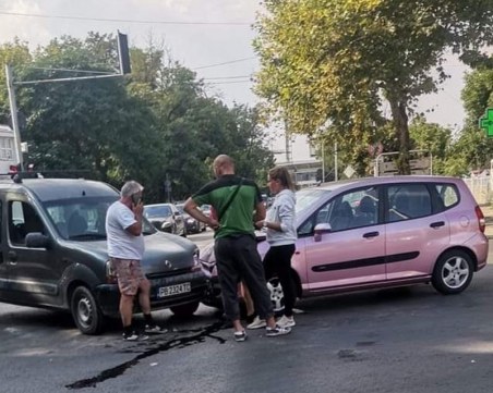 Две коли се удариха на кръстовище край Гребната база