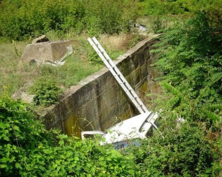 Голф излетя от пътя и падна в дере