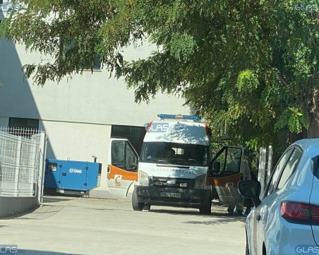 Лекари се дезинфекцират на паркинг в Пловдив?