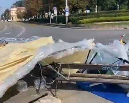 Нападнаха палатковия лагер пред Софийския университет, хвърляха павета