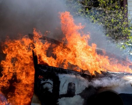 Откриха труп на мъж в изгоряла кола във Варна