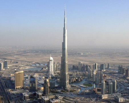 Порои в Дубай, мълния удари най-високата сграда в света