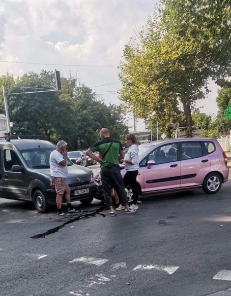 Две коли се удариха на кръстовище край Гребната база