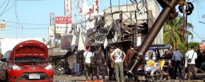 Мощни експлозии в магазин и банка във Филипините, има загинали