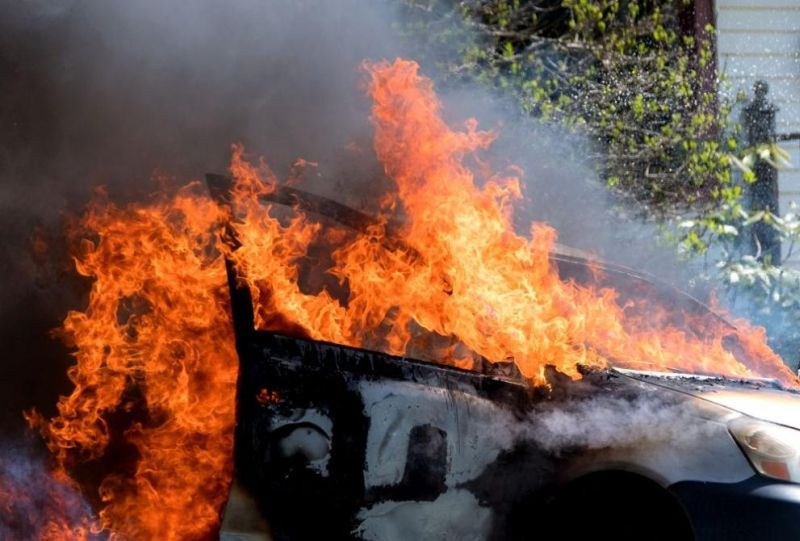 Откриха труп на мъж в изгоряла кола във Варна