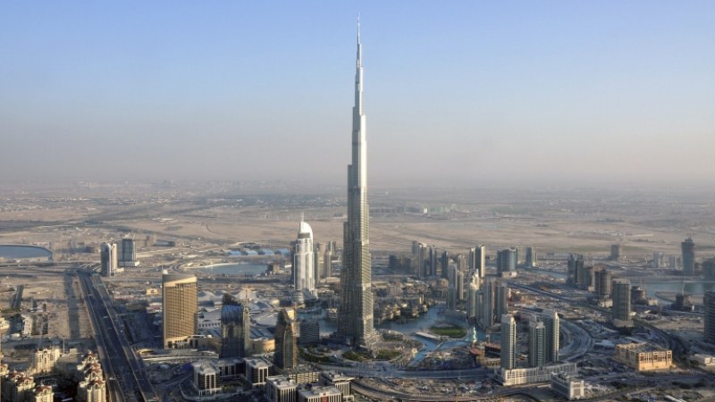Порои в Дубай, мълния удари най-високата сграда в света
