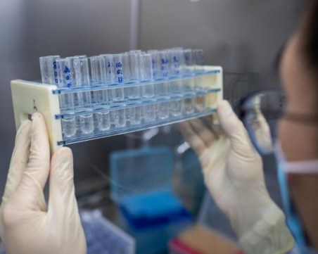 Американски експерт: Бързането с ваксината срещу COVID може да е опасно