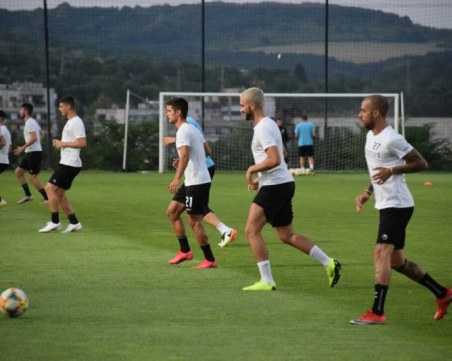 Без положителни резултати за COVID-19 в Локомотив преди мача с Искра