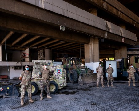 Близо 80 контейнера с токсични вещества са открити в пристанището в Бейрут