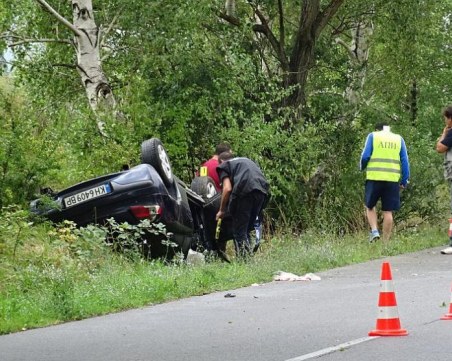 Кола се обърна по таван, жена е ранена