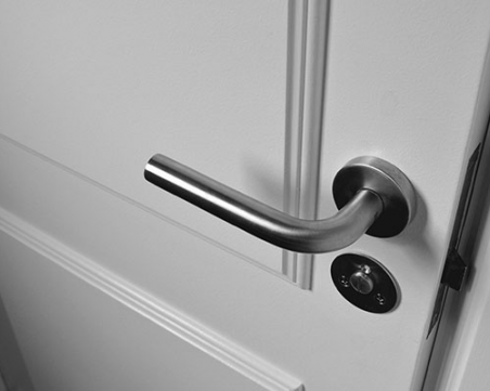 НАП удари пловдивска компания за интериорни врати, недоволна клиентка ги докладвала