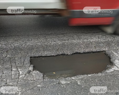 Огромна дупка къса гуми на околовръстното