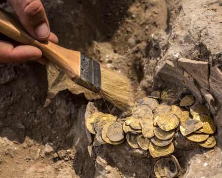 Тийнейджъри откриха пътека от стотици златни монети, датирани от 1100 години