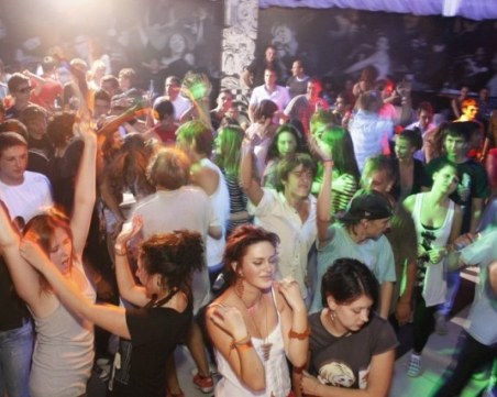 Удариха култова дискотека, липсвала дистанция и клиентите пушели вътре