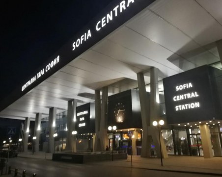 Затвориха Централна гара в София! Пътниците изгонени навън