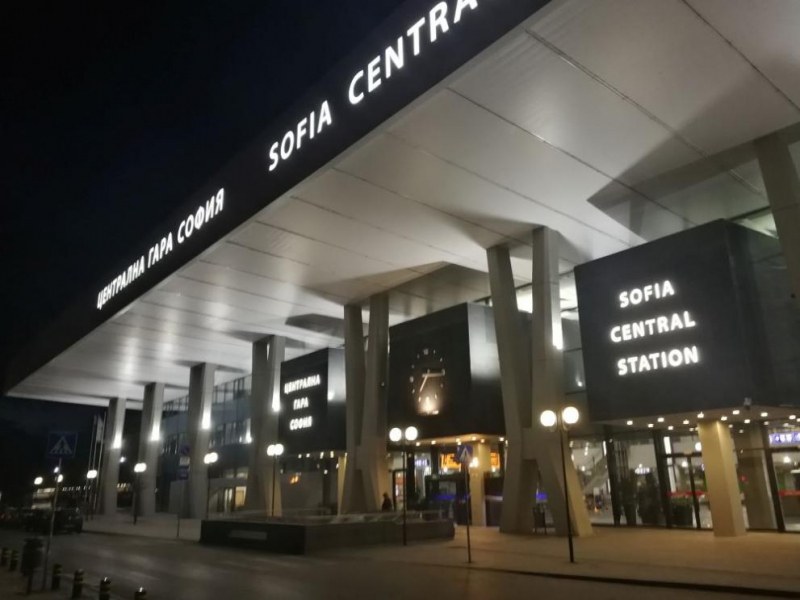 Затвориха Централна гара в София! Пътниците изгонени навън