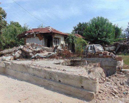 82-годишният мъж, стрелял по полицаи в Хисаря, е задържан за 72 часа