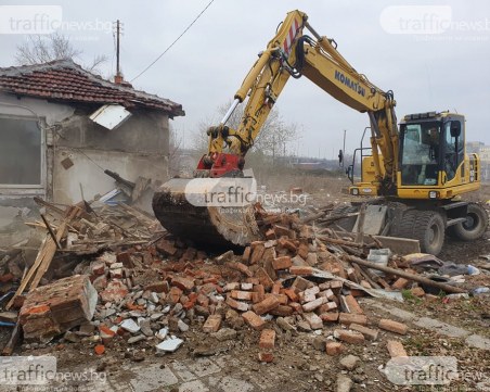 Багери влязоха в пловдивската Арман махала, бутат наред