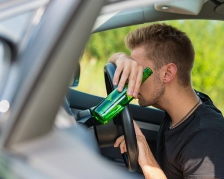 Пиян шофьор преспа в ареста, друг бе спипан без табели