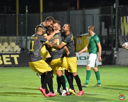 Разкол в Ботев! Играчи и треньори скочиха на шефовете, призоваха за връщане на Самуилов