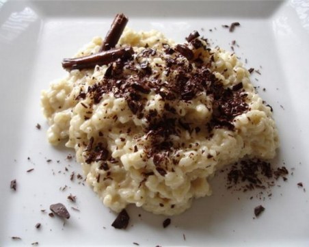 Различният сутляш - ориз с мляко, гарниран с бял шоколад