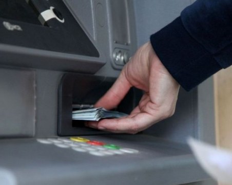 Съпрузи задигнаха дебитните карти на готвачка в детска градина край Пловдив, занулиха ги за ден