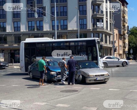 Тежка катастрофа в Пловдив! Две коли се размазаха на възлово кръстовище