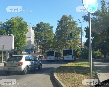 Загадка: Колко нарушения извършва шофьорът на левия автобус?