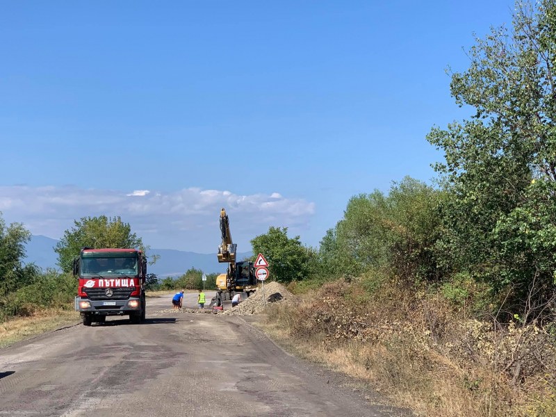 Ремонтът на подбалканския път върви на пълни обороти, проектират втория етап