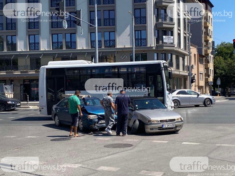 Тежка катастрофа в Пловдив! Две коли се размазаха на възлово кръстовище